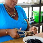 Real rollers are used. They are cut to size to fit Chichi's head