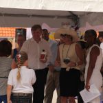 Serena and Chayen handing over a Chichi to the King and Queen of Holland